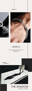 Dettaglio di un bracciale a catena vintage argento con motivi geometrici traforati