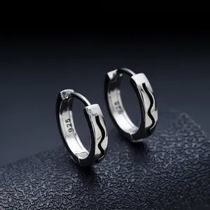Orecchini a Cerchio Huggie Placcati in Argento con Motivo a Onde da Uomo Minimalisti Orecchini Geometrici di Nicchia a Onde
