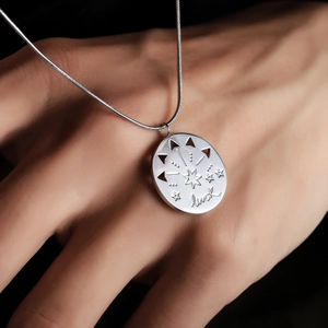 Collier en acier titane avec gravure d'étoiles et pendentif porte-bonheur pour femme