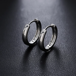 Boucles d'oreilles anneaux en acier inoxydable argenté poli sur fond de cuir noir pour hommes