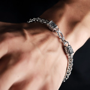 Bracciale a catena grossa da uomo in argento vintage con dettagli cilindrici incisi