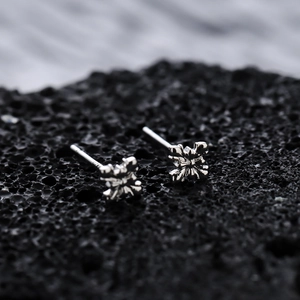 Boucles d'oreilles clous croix en argent S925 style rétro pour hommes et femmes sur roche