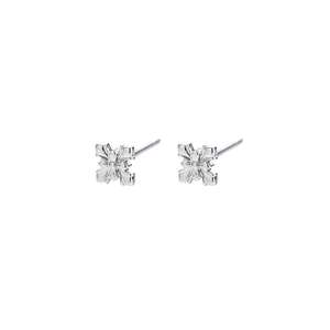 Boucles d'oreilles fleur en croix argentée avec gravure 3D sur fond blanc épuré