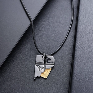 Unregelmäßige Hip-Hop-Kette mit schwarzem mattem Anhänger und goldenen Akzenten für Herren