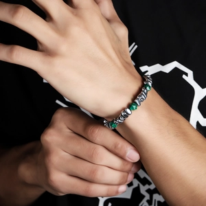 Bracciale in pietra naturale con accenti metallici argentati indossato al polso
