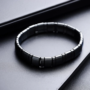 Minimalistisches Armband aus schwarzem Hämatit mit rechteckigen Gliedern auf Leder