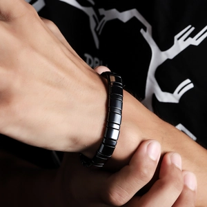 Minimalistisches Armband aus poliertem schwarzem Hämatit mit rechteckiger Gliederkette