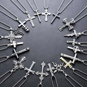 Collectie kruiskettingen van zilver titaniumstaal met diverse artistieke ontwerpen