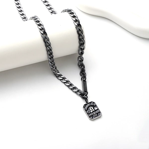 Collier gothique bronze à pendentif rectangulaire embossé B sur fond blanc minimaliste