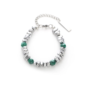Bracciale di malachite verde con pepite d'argento e chiusura a moschettone regolabile