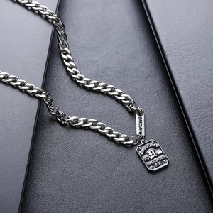 Collier chaîne gourmette argentée avec plaques BARDIAN et pendentif Good Luck