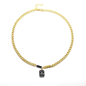 Collier gourmette dorée hip hop avec pendentif rectangulaire noir gravé Good Luck
