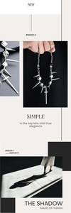 Détail du collier à rivets pointus et croix argentée avec perles métalliques de style punk