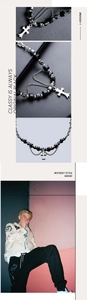 Détail du pendentif croix et perles mixtes sur collier hip-hop en acier titane