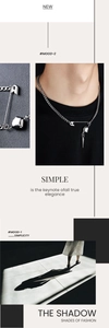 Vue détaillée du collier trombone argenté avec rivets et pendentifs style punk