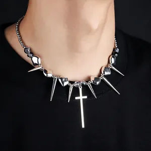 Collier Pendentif Croix et Pointes Punk Gothique Chaîne à Billes en Acier Titane Bijoux Streetwear pour Hommes Femmes