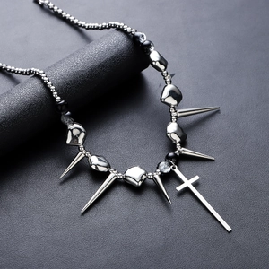 Collier gothique punk avec croix à pointes et perles argentées sur support noir
