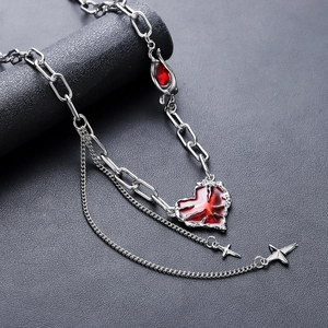 Collier multicouche argenté avec pendentif cœur rouge craquelé et charms étoile