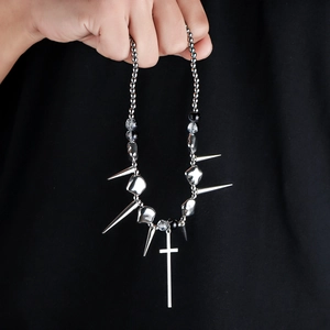Collier gothique punk à billes argentées avec pointes en métal et pendentif croix