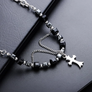 Collier à pendentif croix avec perles noires et chaîne argentée style vintage sombre