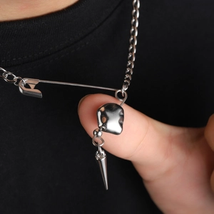 Collier trombone argenté de style punk avec pendentifs rivets sur un t-shirt noir