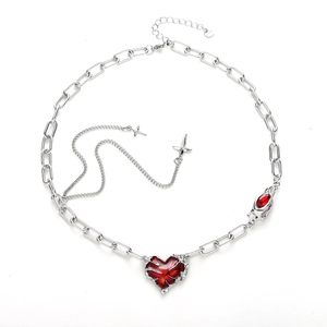 Collier cœur et croix en argent avec pendentif cristal rouge et texture épine sur blanc