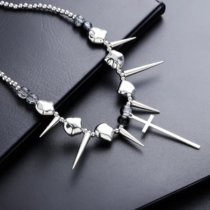 Collier punk gothique avec croix argentée et pointes métalliques sur fond de cuir noir