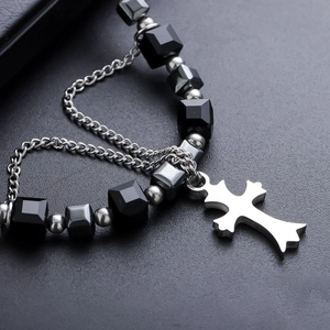 Collier style punk avec pendentif croix, perles géométriques noires et maillons métalliques