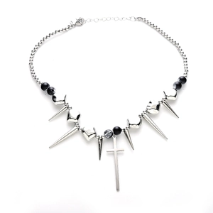 Collier gothique punk avec pointes argentées, perles de marbre et grand pendentif croix