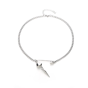 Collier à maillons argentés avec épingle de sûreté, boule et pendentifs piques