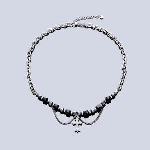 Collier chaîne gothique argentée avec perles noires facettées et pendentif croix