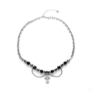 Collier croix punk pour homme avec perles noires et maillons en acier titane sur fond blanc