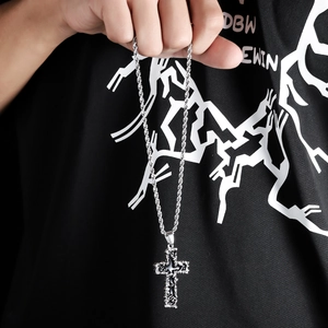 Collier croix texture liquide gothique avec finition argent et chaîne corde robuste