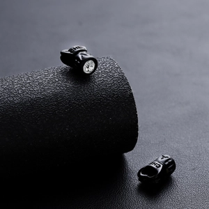Magnetischer Diamant-Ohrstecker in Schwarz mit Buchstaben-Prägung für Ohren ohne Ohrlöcher