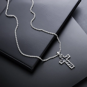 Collier croix liquide gothique avec chaîne de corde argentée sur fond de cuir noir