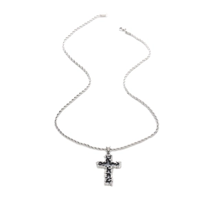 Collier croix gothique en argent liquide avec centre en émail noir et chaîne torsadée