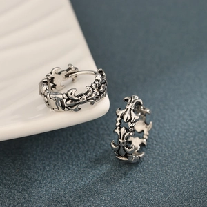 Créoles en argent vintage avec motif fleur de lys ajouré et finition antique unisexe