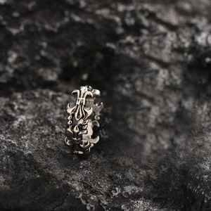 Bague gothique ajourée avec croix en argent vintage et motifs fleur de lys