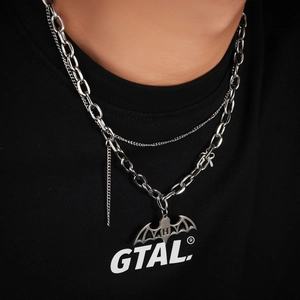 Collier double couche gothique en acier inoxydable avec pendentif chauve-souris