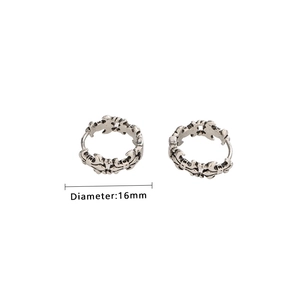 Créoles rétro en argent avec motif fleur de lys en relief et diamètre de 16 mm