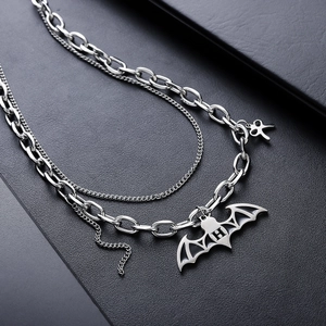 Collier double couche en acier titane avec pendentif chauve-souris, lettre H et croix