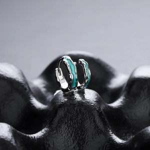 Orecchini d'argento testurizzati con smalto verde su base artistica nera opaca