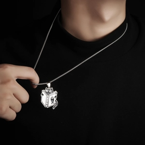 Collier avec pendentif chat lisant un livre FISH et chaîne à perles argentée sur noir