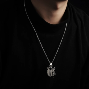 Collier avec pendentif chat lisant un livre en acier inoxydable poli avec gravure FISH