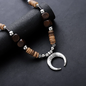 Collier ethnique rétro avec pendentif croissant argenté et perles en bois marron