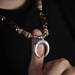 Collier ethnique avec pendentif croissant de lune et perles en bois au design vintage
