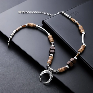 Collier ethnique avec perles en bois et pendentif totem croissant sur cuir noir élégant