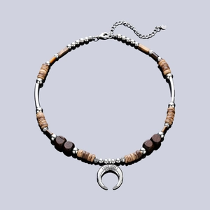 Collier à perles vintage avec pendentif croissant argenté et perles en bois