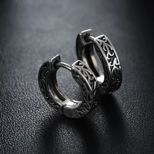 Créoles de style vintage avec motifs tribaux et finition argent antique sur cuir noir