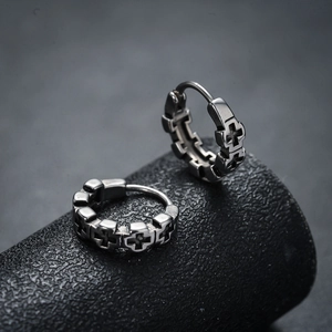 Boucles d'oreilles créoles croix évidées pour hommes en acier inoxydable gris